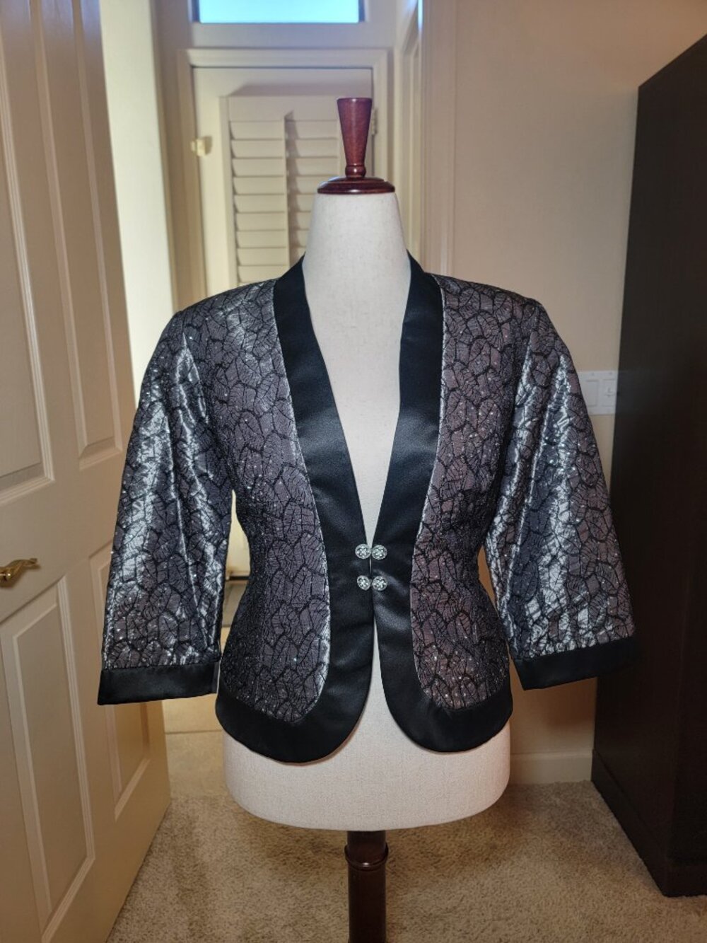 EUC! DRESSBARN COLLECTION EVENING JACKET LACE, BLACK & SILVER SIZE 12
